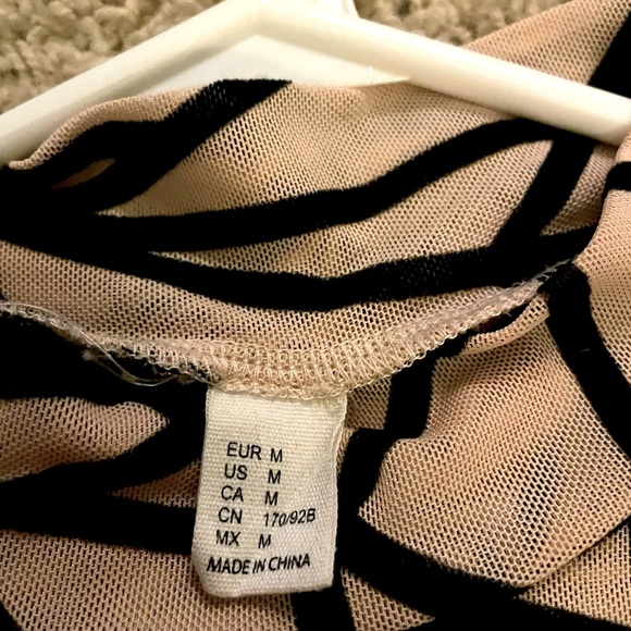 SweatyRocks Women's Mock-Neck Graphic Print Long Sleeve Blouse. Size M - Picture 7 of 7